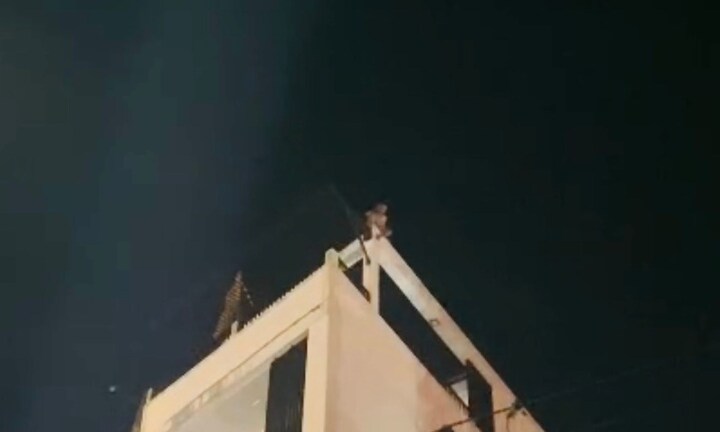 Khống chế kẻ 'ngáo đá' ngồi 'làm xiếc' trên nóc nhà 4 tầng ở Quảng Trị