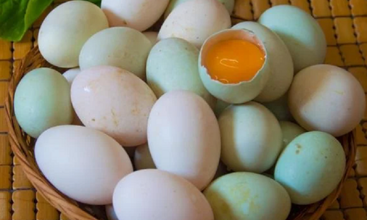 Mua trứng vịt nên chọn quả vỏ trắng hay vỏ xanh?