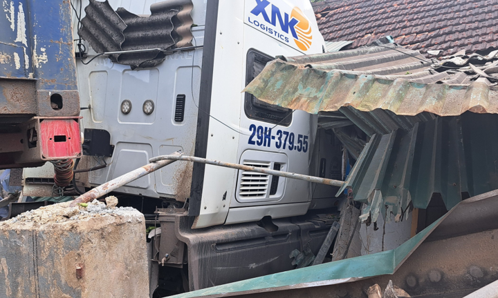 Xe container lao vào nhà dân, đâm gãy chân một phụ nữ