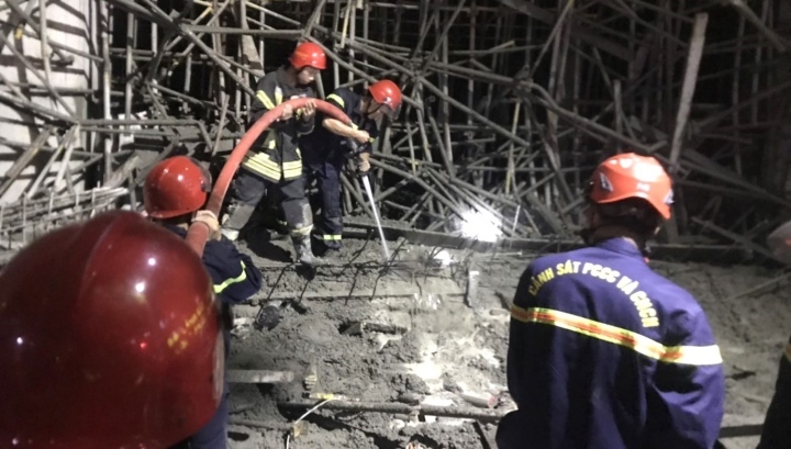 Lực lượng cứu hộ Đà Nẵng phá giàn giáo đưa nạn nhân ra ngoài