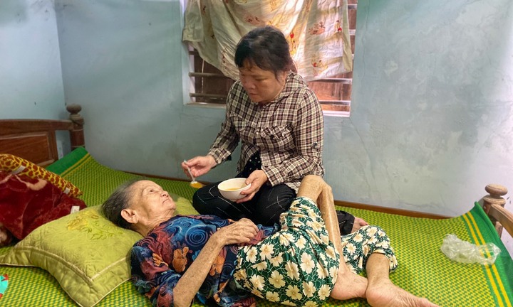 Người đàn bà mù, ung thư và khao khát sống để nuôi con, chăm mẹ già bại liệt