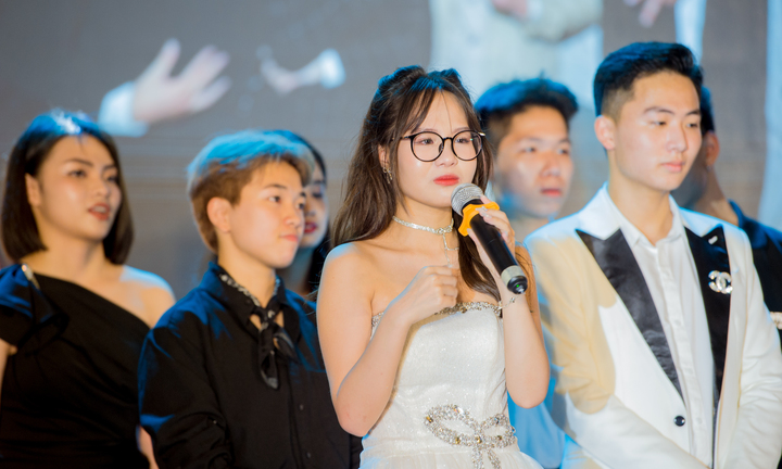 Rời đồng phục, học sinh lớp 12 diện đồ thời trang dự tiệc chia tay cuối cấp