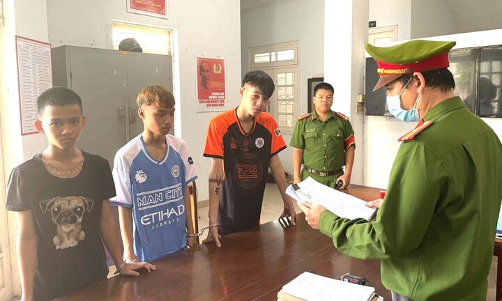 Bắt giam 3 thiếu niên vác dao phóng lợn chém người dã man