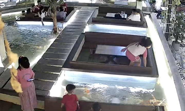 Bé gái nhặt ví có tài sản khoảng 200 triệu, người cha giao nộp sau gần 2 tháng