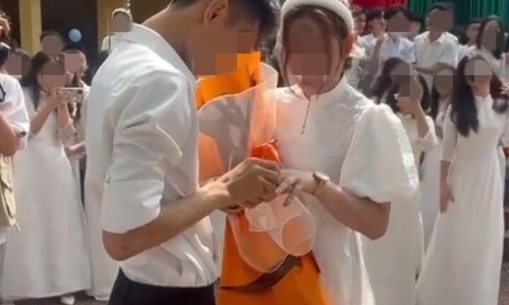 Nữ sinh cấp 3 được bạn trai tặng hoa, trao nhẫn giữa sân trường gây tranh cãi