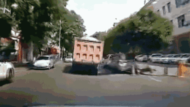 'Hố tử thần' nuốt chửng xe tải đang chạy trên đường