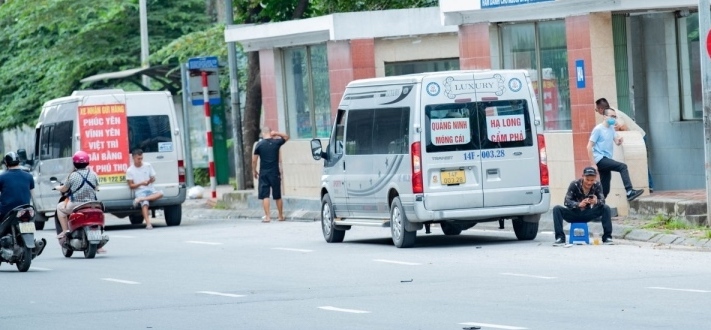 Xe dù tung hoành ở Hà Nội, lực lượng chức năng bất lực