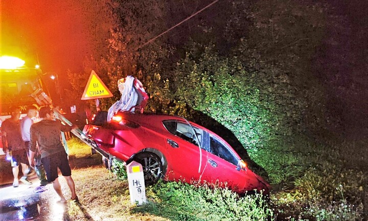 Hà Tĩnh: Ô tô chở 6 người lao xuống hồ, 2 người chết thương tâm