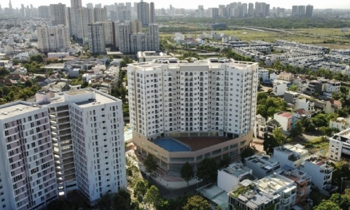 Chủ tịch tuyên bố đưa cổ phiếu lên 10.000 đồng, vợ bán nửa giá mất trăm tỷ