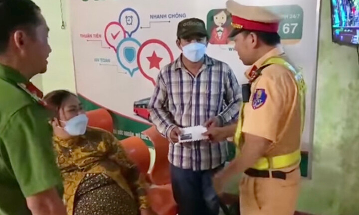 Vợ chồng thai phụ cùng con gái 4 tuổi bị nhà xe bỏ rơi dọc đường