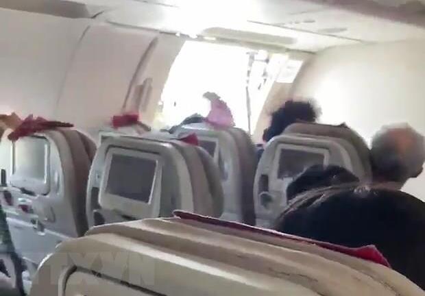Người đàn ông mở cửa máy bay Asiana Airlines có thể bị phạt 10 năm tù