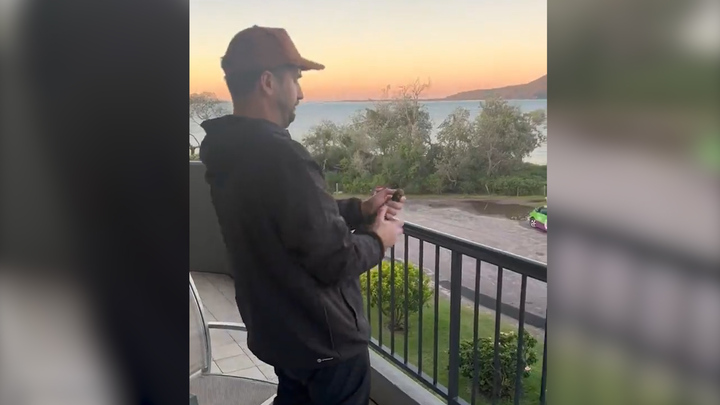 Người đàn ông tung tuyệt chiêu 'nhất dương chỉ' vô tình hạ gục chú chim