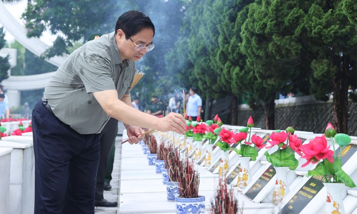 Thủ tướng dâng hương, dâng hoa tại Nghĩa trang liệt sỹ Quốc gia Vị Xuyên