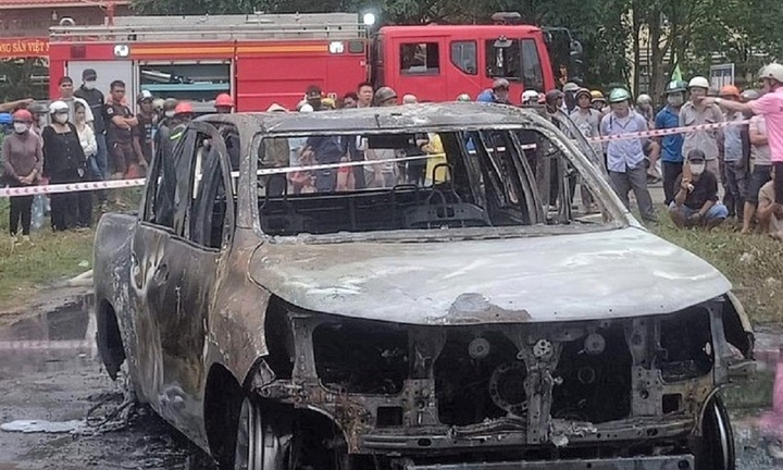 Ô tô phát nổ cháy trơ khung, tài xế tử vong