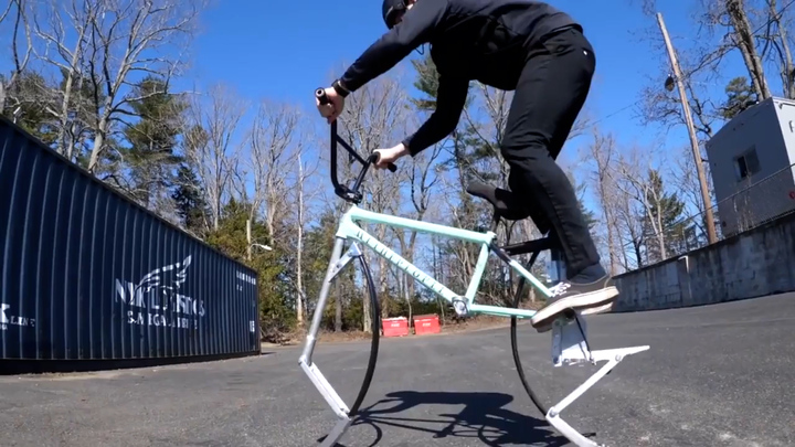 Tay đua chế tạo xe đạp không bánh, nhún như lò xo