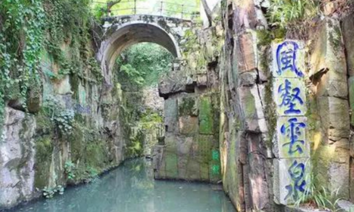 Bí ẩn ngôi mộ bất khả xâm phạm dưới đáy hồ được bảo vệ bởi 3.000 thanh kiếm 