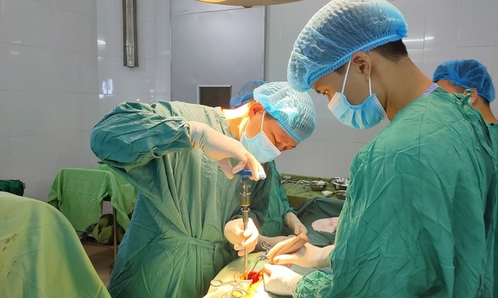 Trèo cây hái vải, người phụ nữ 45 tuổi bị ngã đứt tuỷ sống 