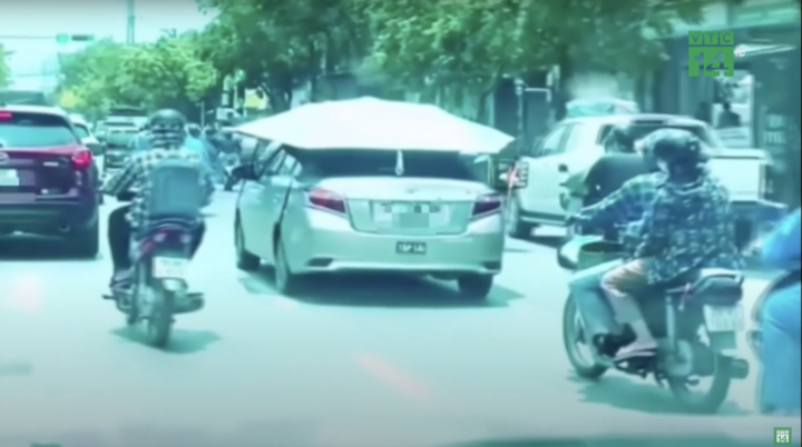 Ô tô đội bạt che nắng chạy trên đường, nguy cơ mất an toàn