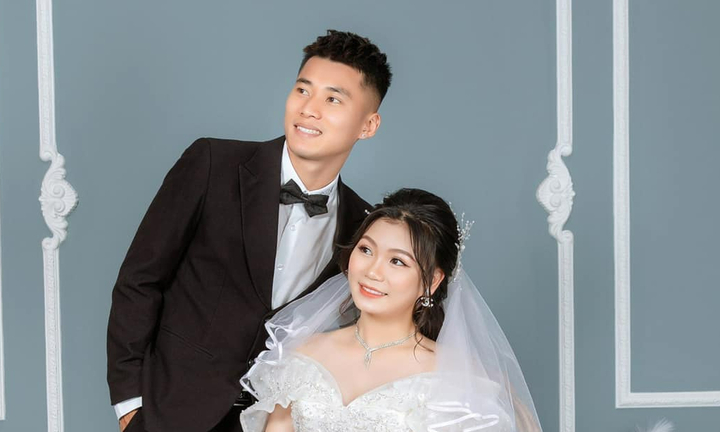 Cựu tiền vệ U23 Việt Nam kết hôn với nữ tuyển thủ xinh đẹp