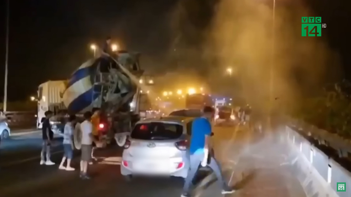 Cháy ô tô trên đường, tài xế xe bồn phun nước dập lửa