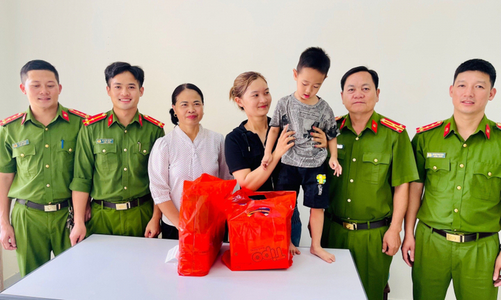 Hai cán bộ công an Lai Châu cứu sống cháu bé 4 tuổi ngã xuống ao sâu