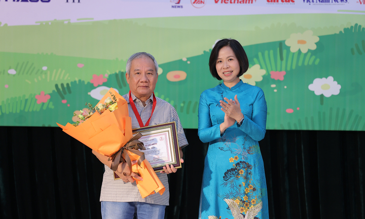 Nhà văn Trần Đức Tiến nhận giải thưởng lớn 'Hiệp sĩ Dế Mèn'