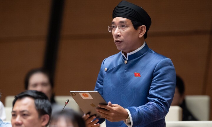 ĐBQH Nguyễn Văn Cảnh đề xuất đại biểu nam mặc áo dài ngũ thân tại các phiên họp