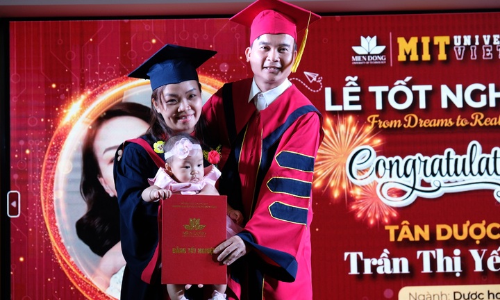 Tân dược sĩ bế con nhận bằng: Sinh mổ 6 ngày chưa cắt chỉ, uống giảm đau đi thi