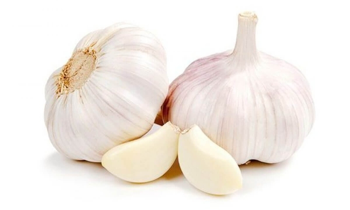 Tỏi cực tốt nhưng 'đại kỵ' với 5 thực phẩm sau