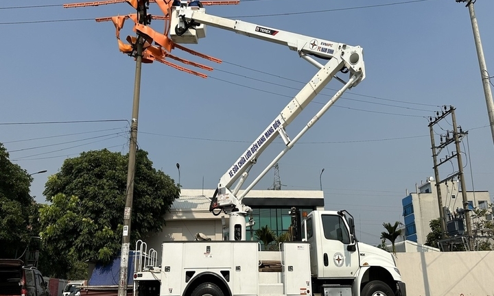 Điện lực Nam Định áp dụng hiệu quả công nghệ sửa chữa điện nóng hotline 