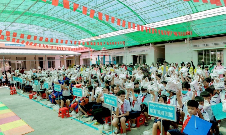 CapitaLand Development hỗ trợ dụng cụ học tập cho 1.400 học sinh