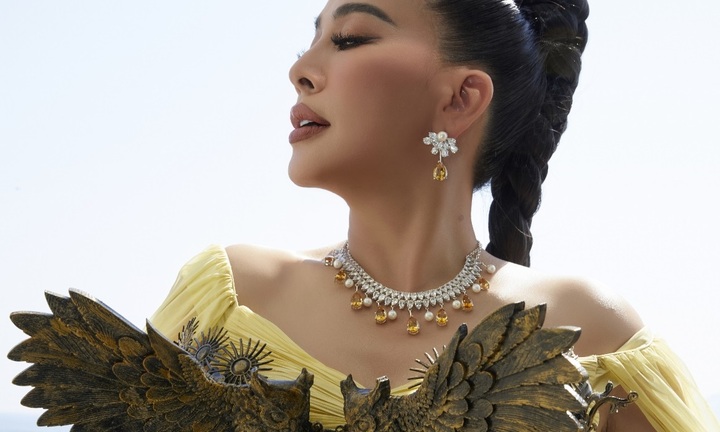 Cựu CEO Forbes Việt Nam diện trang sức của NTK Nhật Linh trên thảm đỏ Cannes