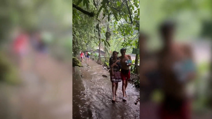 Du khách vội chạy khỏi thác nước khi cơn lũ ập tới 