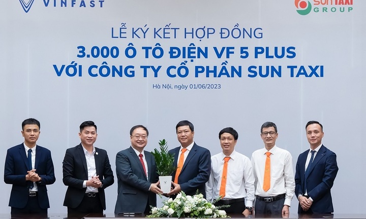 Sun Taxi mua 3.000 ô tô điện VinFast VF 5 Plus