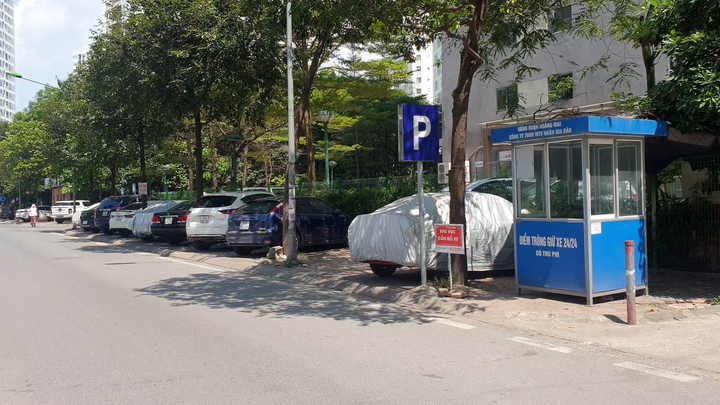 Vỉa hè bị 'cướp ngày, cướp đêm' thành bãi trông giữ ô tô ở Hà Nội