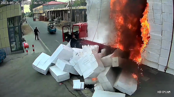 Ô tô chở xốp bốc cháy dữ dội ở Trung Quốc