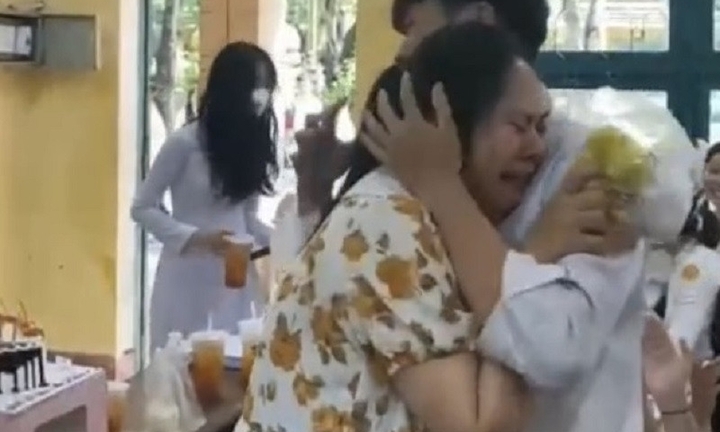 Học sinh 'ẩu đả' trên lớp, cô chủ nhiệm bật khóc khi biết sự thật