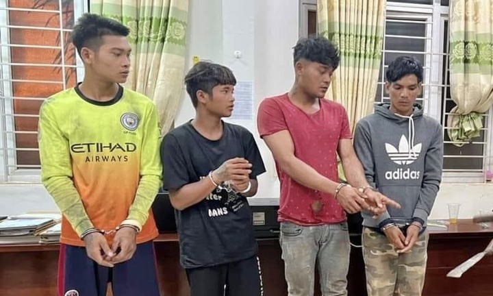 Bắt nhóm thanh niên cầm hung khí, chặn đường đập phá xe khách ở Đắk Lắk