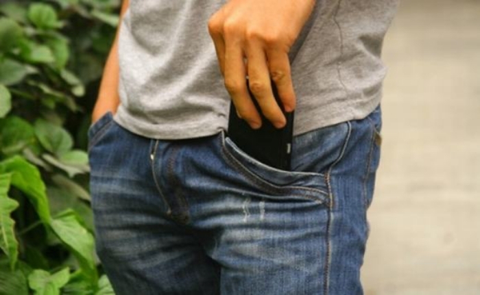 Thí sinh bị đình chỉ vì điện thoại rơi ra từ túi quần khi gần hết giờ thi