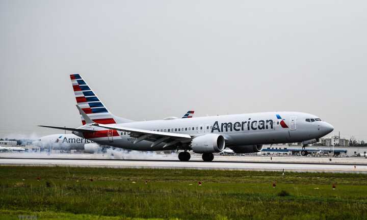 Nữ hành khách bị bắt vì xô ngã tiếp viên, mở cửa thoát hiểm trượt khỏi máy bay