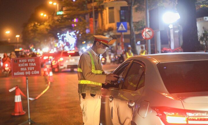 CSGT ngăn người đàn ông có ý định tự tử