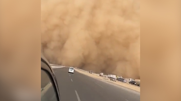 Bức tường cát khổng lồ bao trùm Thủ đô Ai Cập