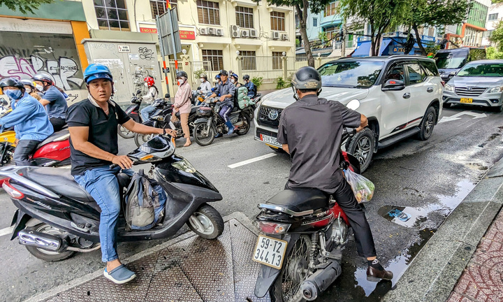 Giao thông hỗn loạn trong ngày đầu phân luồng tuyến đường trung tâm TP.HCM