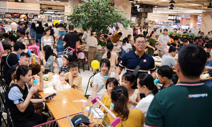 Mất điện nhiều giờ, người Hà Nội đổ xô vào trung tâm thương mại tránh nóng