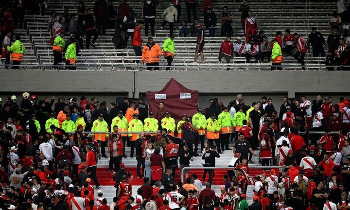 CĐV rơi từ khán đài xuống tử vong, trận đấu ở giải VĐQG Argentina bị hoãn