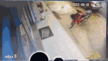 Ô tô lao như tên bắn, tông vào tòa nhà văn phòng