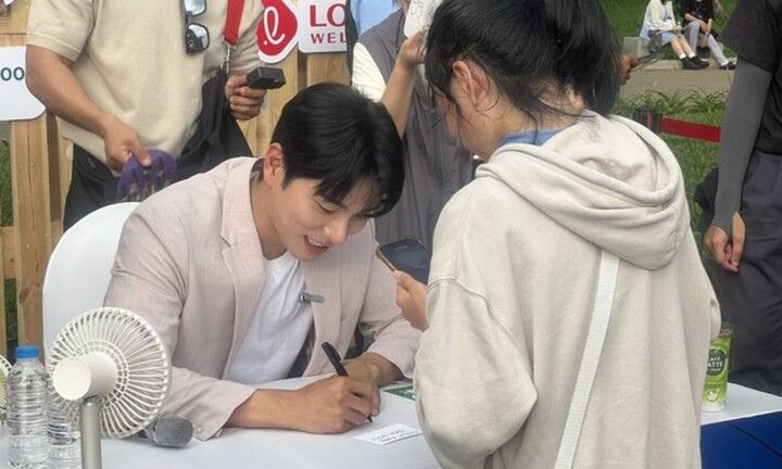 Diễn viên Bỗng dưng trúng số đến Việt Nam, nói thái độ làm việc của Trấn Thành