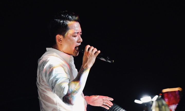 Tuấn Hưng, Khắc Việt hát trên du thuyền