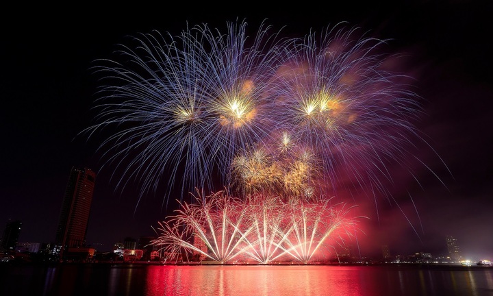 Pháo hoa trở lại thắp sáng sông Hàn, khẳng định vị thế du lịch Đà Nẵng