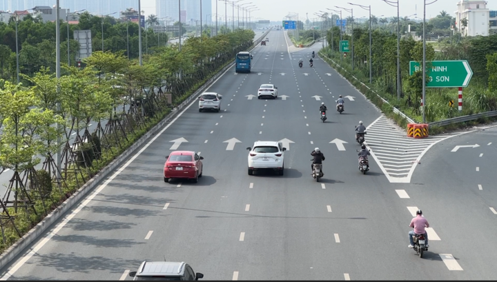 Tài xế xe máy coi thường mạng sống, lao vun vút trên cao tốc Hà Nội - Hải Phòng